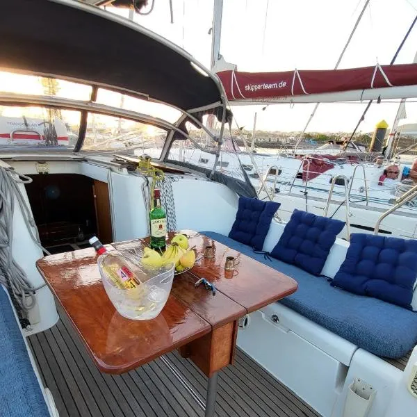 Yacht Oceanis Clipper、ラス・ガジェタスのホテル