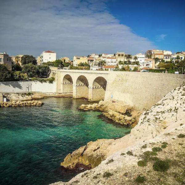 Exclusif - Urban Cabin vue mer les pieds dans l'eau, Marseille