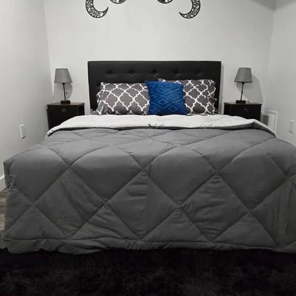 Cozy New 1 bed basement suite, hotel sa Edmonton