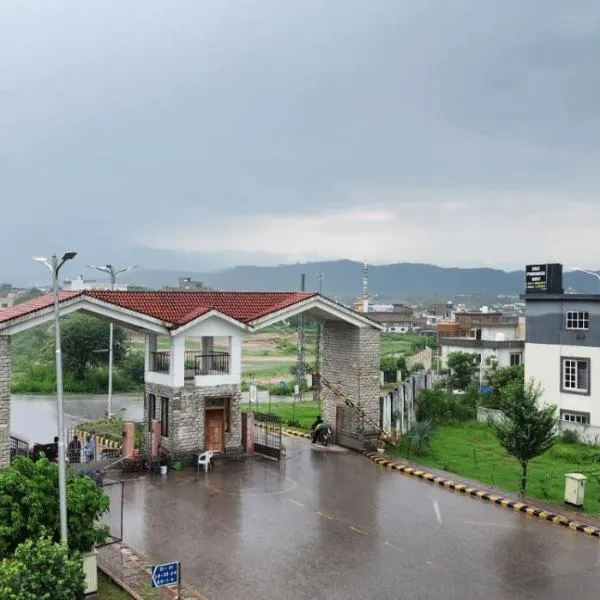 Haven Lodge Islamabad, 4BR vacation home, hot tub & mountain view, hotel en Islamabad