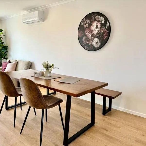 Henderson - 4-Bedrooms Home, hotel in Auckland