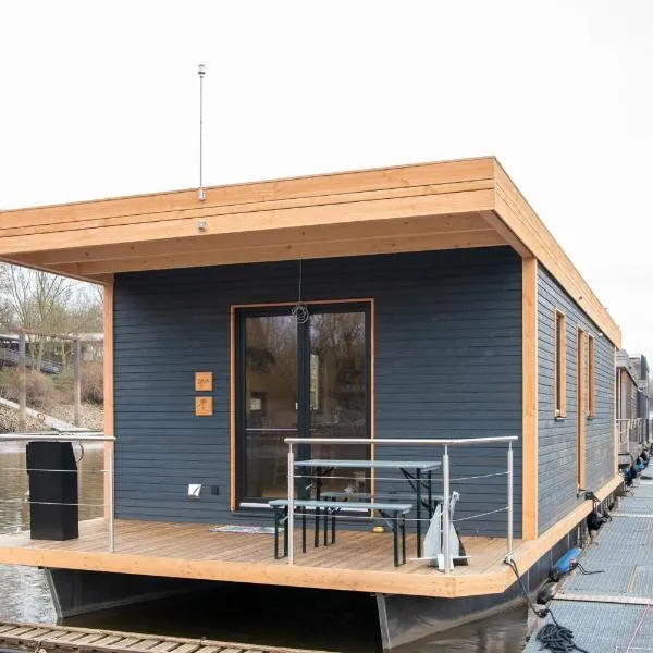 Komfort-Hausboot DIVA mit Kamin, hotel i Hamborg