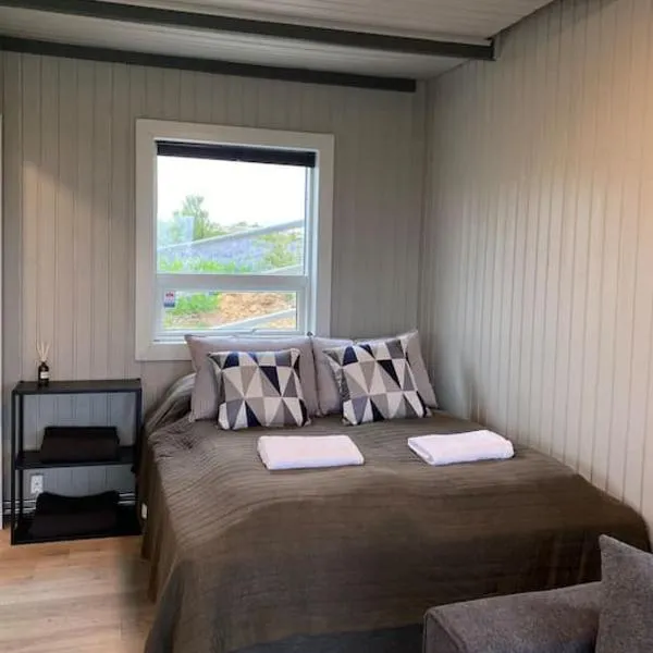 Bright cabin close to RVK with a Hot Tub, отель в городе Мосфедльсбайр