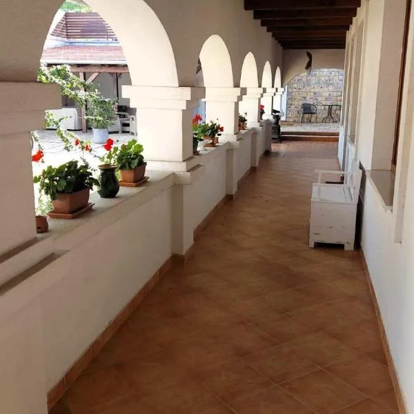 Fehér Galamb Vendégház, hotel in Tolmacs