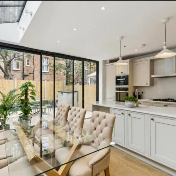 stylish & spacious London 4 beds house, hotel v Londýně