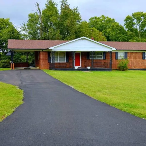 Spacious Pet Friendly Home, hotel in Martinsville