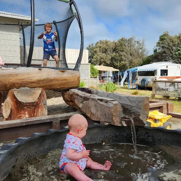 Hīmatangi Beach TOP 10 Holiday Park, hotel in Oroua Downs