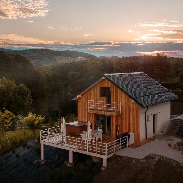 Cottage Retreat with Hot Tub & Sauna、Zgornja Kungotaのホテル