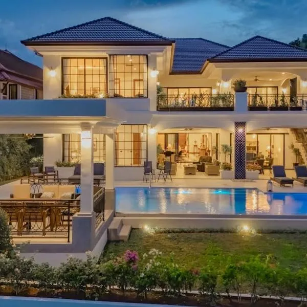 Villa Viola 7 Bedroom, Fully Staffed, on the Golf Course, hotel in Laguna Phuket