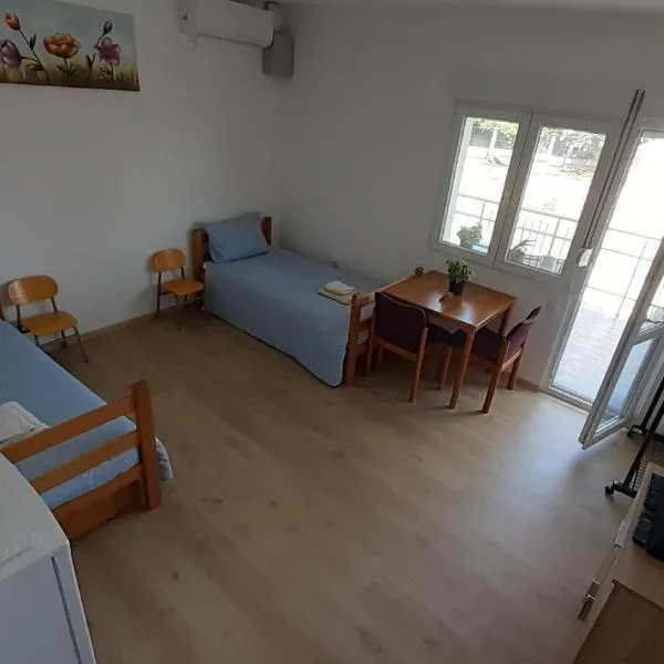 Udobna Dvokrevetna Soba Sa Terasom #2, ξενοδοχείο σε Mladenovac