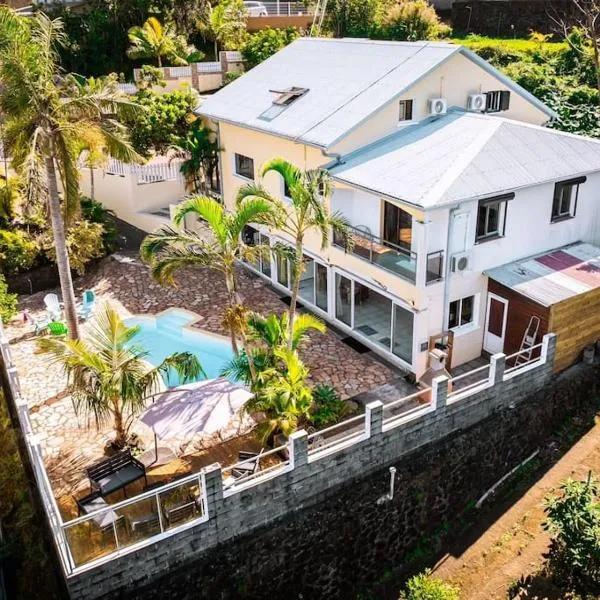 Grande maison pour 20 personnes, avec 8 chambres, piscine, billard et BBQ, hotell sihtkohas Saint-Joseph