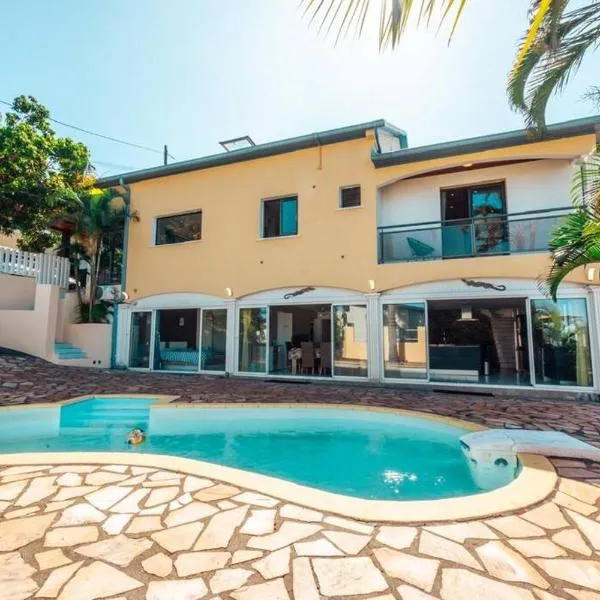 Grande maison pour 20 personnes, avec 8 chambres, piscine, billard et BBQ, hotel in Saint-Joseph