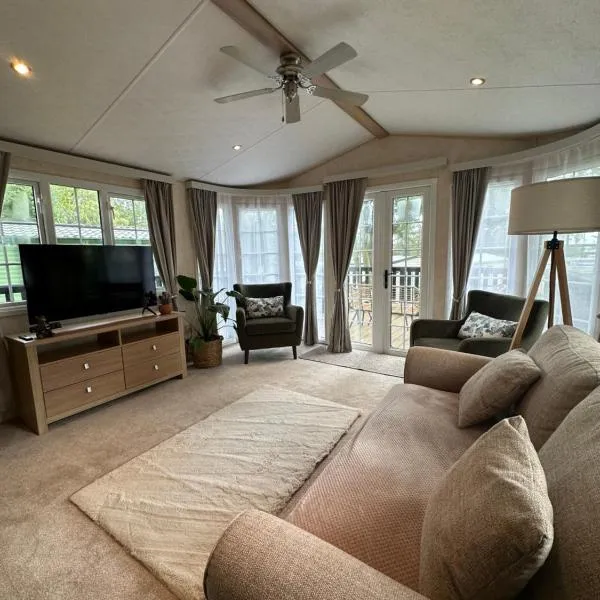 56 Main Park Caravan Hire Lillardsedge Holiday Park Jedburgh, hotel v destinaci Jedburgh