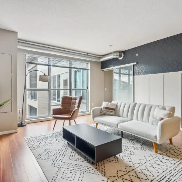CozySuites 2BR Mill District with pool, gym # 01, hotel in Minneapolis