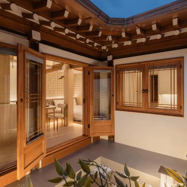 Luxury Hanok Cottage Lunar, hotel in Seoel