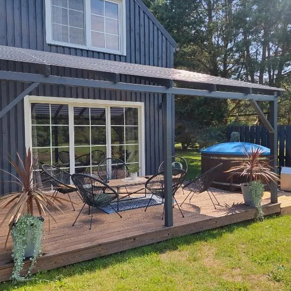 Sodyba pas Brolius - Mažasis Namelis - Entire Barn House 85m2, hotel in Priekulė