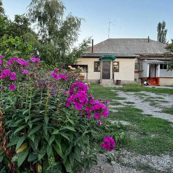 Bulak - Kyrgyz Family Hostel, khách sạn ở Karakol