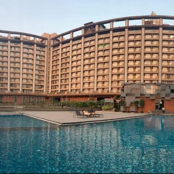 Weekend Address Managed By Living Homes, hotell sihtkohas Surat