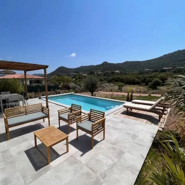Casa Corsu Villa avec piscine, hotel in Figari