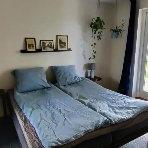 Stort værelse med lækkert badeværelse, hotel in Horsens