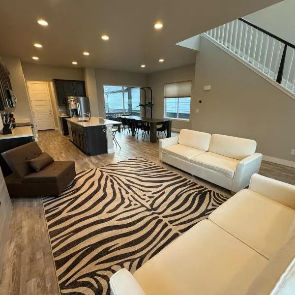 New Modern Contemporary House by The Airport and Gaylord Resort, hôtel à Aurora