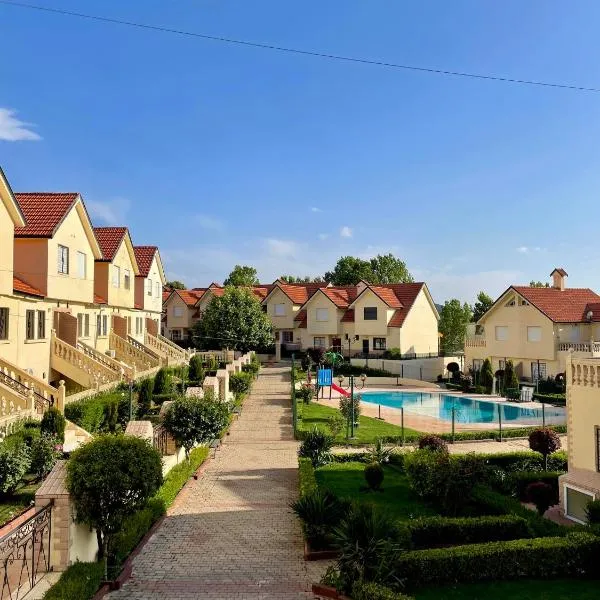 Sublime chalet à Ifrane avec piscine et parking gratuit, hotel in Ifrane