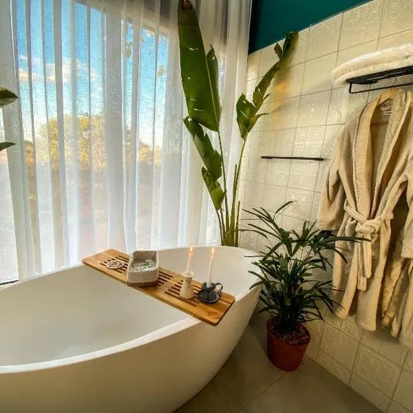 Hospedagem intimista com banheira, rio e acesso privativo em Veadeiros、アウト・パライーゾ・デ・ゴイアスのホテル