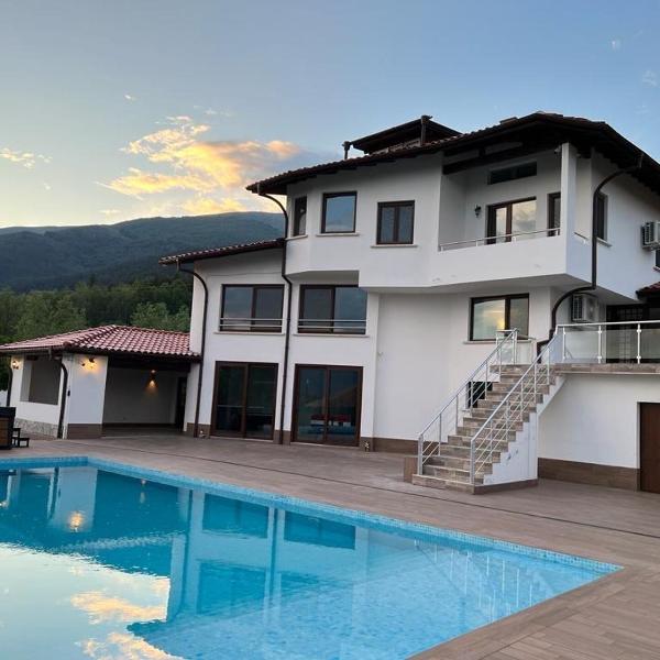 The Rising Sun Villa, Anton