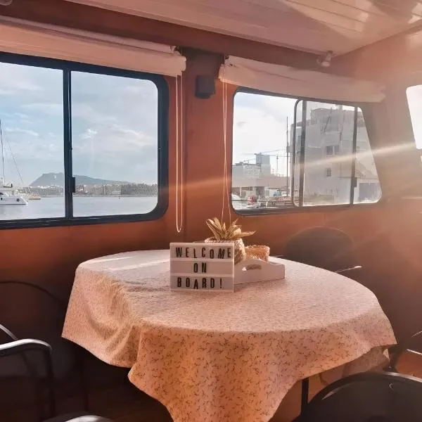 Barco muy espacioso con dos terrazas Valencia CENTRO!!、バレンシアのホテル