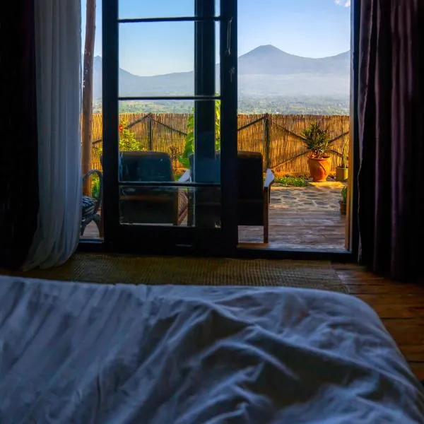 Khaya Nzuri Romantic Hilltop Cabin with Virunga Views, hotel en Gasanze