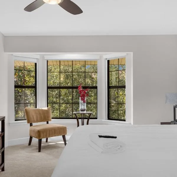 Super Lux 4BR Townhouse - 1 Mile from Disney World- Resort Pool & Jacuzzi , Gym, with Enchanted Garden, hotel in Orlando