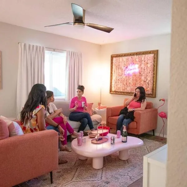 50 Shades of Pink-Hot Tub!, Hotel in Albuquerque