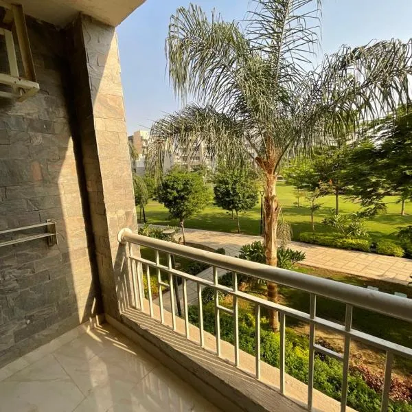 Wide Garden View - Shared Apartment - East Hub - Amusement Park - إطلالة واسعة على الحديقة - شقة مشتركة, Hotel in Madinaty