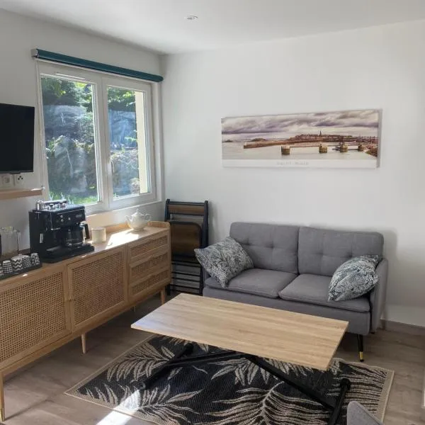 Maison 2 pièces dans parc privé, forêt, loisirs, ecuries de chevaux, Hotel in Le Coudray-Montceaux