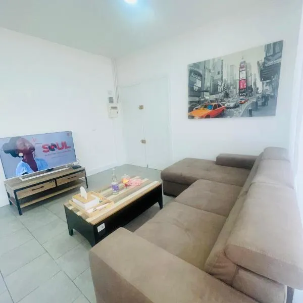 Spacieux et lumineux, coup de cœur garanti à proximité du métro et RER, hotel in La Courneuve