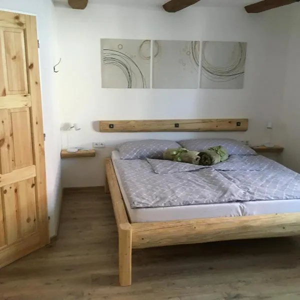 Domek na růžku celá chalupa, hotel in Vémyslice