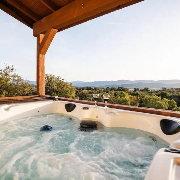Stylish Country Home with Hot Tub and Amazing Views on 40 Acres, hotel v destinaci Ranchita