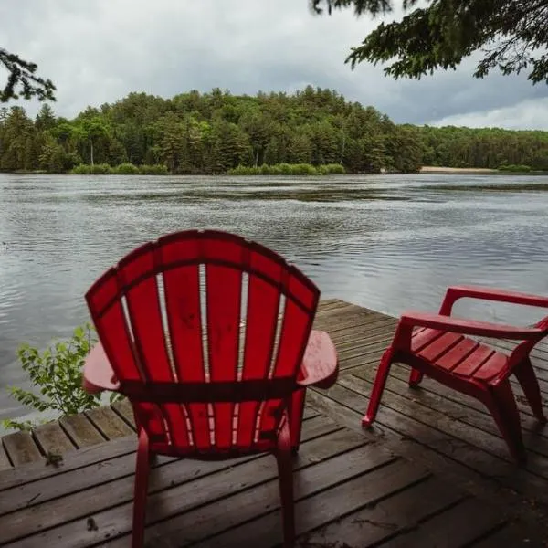 Waterfront lux loft 2 bedroom perfect for couples, hotel in Bryson