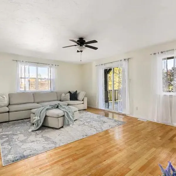 Spacious 4 bedrooms, 5 beds home - 3 Minutes to Downtown Moncton, hôtel à Moncton