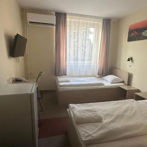 FREE PARKING, FREE BREAKFAST, only 15 minutes to City Center, hotel in Budapest