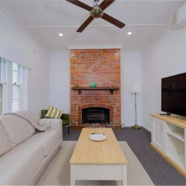 Manuka Village - Sleeps 8 - Free parking x 4、Kingston のホテル