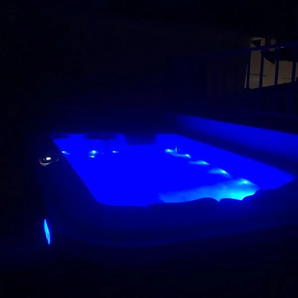 Evagelia's deluxe villa-Jacuzzi in Skopelos center, hotel v destinácii Skopelos