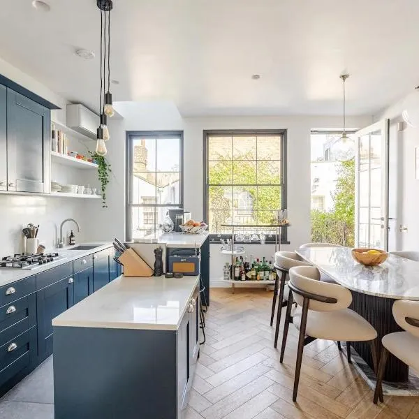 Delightful Notting Hill 2 bed House with garden, hotel din Londra