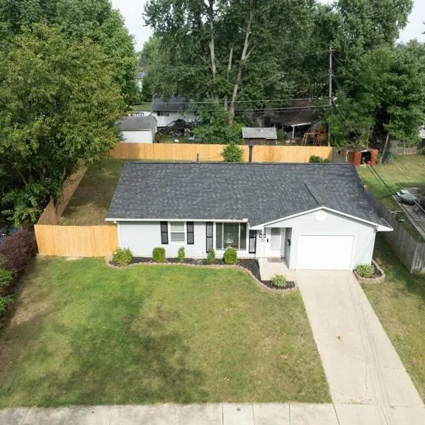 Private Ranch- Entire Home - Hot Tub - Pets & Kids Welcome - King Bed - Fenced Backyard - Free WiFi, hotel a Gahanna