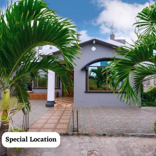 Private Villa in San Cristóbal, 2 Rooms, 6 Beds, AC, WiFi, Kitchen, Washer & Dryer, 4 min from the airport - Tropical - Galápagos Home, hotel in Puerto Baquerizo Moreno