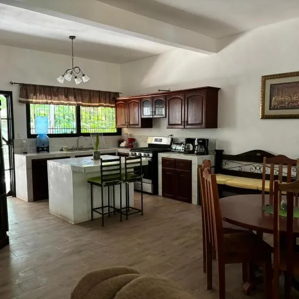 Casa cerca del aeropuerto Peten, hotel en Flores