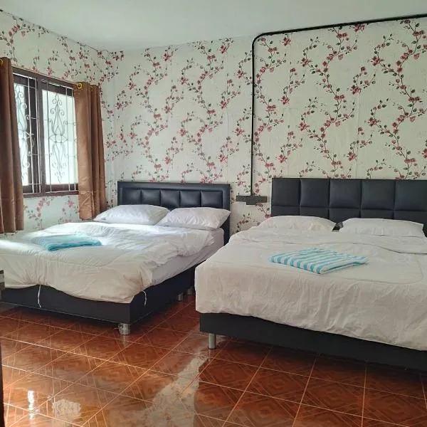 D​ Luck​ Hostel, hotel in Kanchanaburi