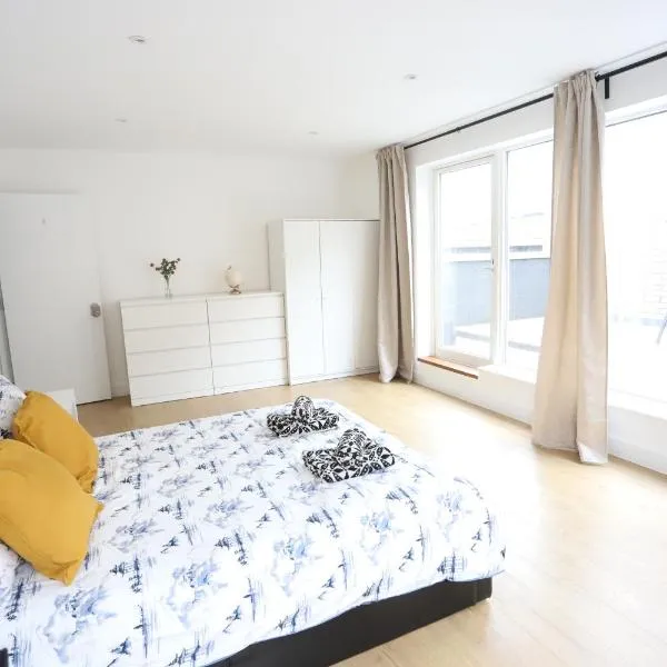 Spacious 3-Story Retreat with Rooftop Terrace and Modern Amenities, hotel in London