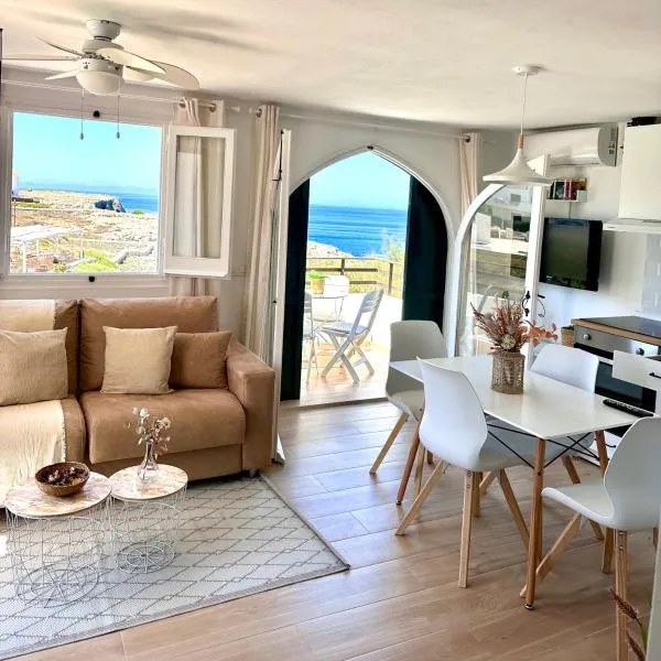 Vistas al mar en primera linea: Cala en Forcat şehrinde bir otel