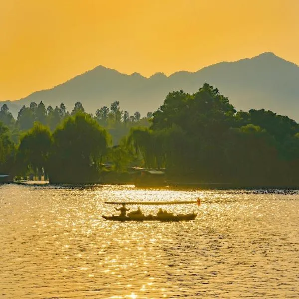 Nost algia S Hotel In the West Lake scenic area-,Lingyin Temple, Leifeng Tower, Children's playground, Free night snack, Free laundry, English communication well, Free travel advice, hotel in Hangzhou
